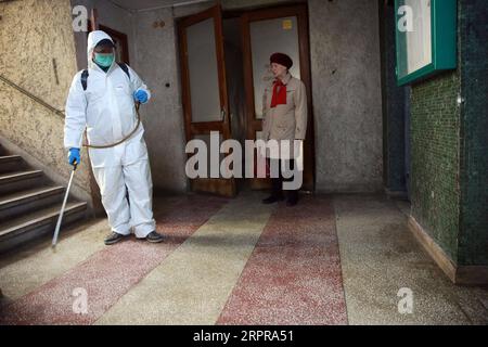 200330 -- BUCAREST, 30 marzo 2020 -- Uno staff disinfetta in una comunità di Bucarest, Romania, 30 marzo 2020. Foto di /Xinhua ROMANIA-BUCAREST-COVID-19 GabrielxPetrescu PUBLICATIONxNOTxINxCHN Foto Stock