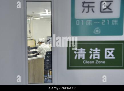 200330 -- PECHINO, 30 marzo 2020 -- Un operatore medico è visto all'ospedale Xiaotangshan di Pechino, capitale della Cina, 30 marzo 2020. L'ospedale Xiaotangshan, precedentemente utilizzato per la quarantena dei pazienti affetti da SARS a Pechino, ha visto il suo primo paziente della nuova malattia da coronavirus COVID-19 dimesso dopo il recupero lunedì. L'ospedale, situato nel sobborgo settentrionale della città, è stato ristrutturato e messo in funzione il 16 marzo per lo screening e il trattamento dei casi importati lievi e comuni confermati di COVID-19, dei casi sospetti e di coloro che devono essere testati. L'ospedale sta operando senza intoppi Foto Stock