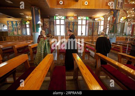 200330 -- BETLEMME, 30 marzo 2020 Xinhua -- i sacerdoti conducono una messa domenicale vuota in una chiesa ortodossa a Beit Sahour, vicino alla città di Betlemme della Cisgiordania, il 29 marzo 2020. Per la prima volta in assoluto, Raed al-Atrash, un palestinese di 54 anni della città di Betlemme della Cisgiordania, ha partecipato alla messa domenicale con la sua famiglia attraverso una trasmissione televisiva in diretta, mentre le chiese sono chiuse come parte delle precauzioni contro la diffusione del romanzo coronavirus. ANDARE CON la caratteristica: I cristiani in Palestina partecipano alle preghiere dal vivo mentre le chiese chiudono le paure del coronavirus foto di Luay Sababa/Xinhua MIDEAST-BETHLEHE Foto Stock