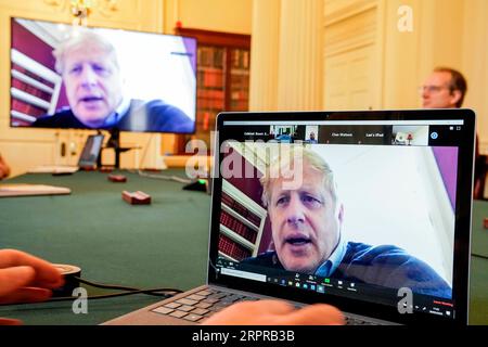 200331 -- PECHINO, 31 marzo 2020 -- il primo ministro britannico Boris Johnson presiede un incontro mattutino di aggiornamento sulla COVID-19 da remoto durante il suo autoisolamento dopo essere risultato positivo alla COVID-19, a Londra, in Gran Bretagna, il 28 marzo 2020. /No 10 Downing Street/Handout via Xinhua EDITORIALE UTILIZZARE SOLO XINHUA FOTO DEL GIORNO AndrewxParsons PUBLICATIONxNOTxINxCHN Foto Stock