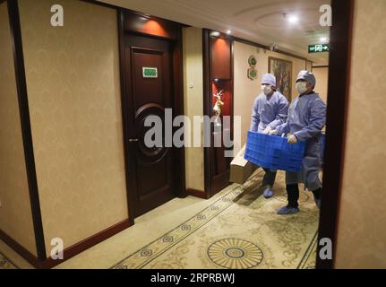 200331 -- SHANGHAI, 31 marzo 2020 -- il personale consegna pacchi espressi a persone in quarantena in un punto di quarantena nel distretto di Songjiang di Shanghai, Cina, 30 marzo 2020. Nel distretto di Songjiang di Shanghai era stato istituito e messo in uso un punto di quarantena comprendente 111 stanze per contenere la diffusione del nuovo coronavirus, che forniva supporto logistico, consulenza psicologica, traduzione linguistica e altri servizi. CHINA-SHANGHAI-COVID-19-QUARANTINE POINT CN DINGXTING PUBLICATIONXNOTXINXCHN Foto Stock