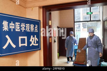 200331 -- SHANGHAI, 31 marzo 2020 -- il personale consegna pacchi espressi a persone in quarantena in un punto di quarantena nel distretto di Songjiang di Shanghai, Cina, 30 marzo 2020. Nel distretto di Songjiang di Shanghai era stato istituito e messo in uso un punto di quarantena comprendente 111 stanze per contenere la diffusione del nuovo coronavirus, che forniva supporto logistico, consulenza psicologica, traduzione linguistica e altri servizi. CHINA-SHANGHAI-COVID-19-QUARANTINE POINT CN DINGXTING PUBLICATIONXNOTXINXCHN Foto Stock