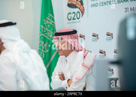 200331 -- RIYADH, 31 marzo 2020 Xinhua -- il ministro delle finanze saudita Mohammed al-Jadaan partecipa alla riunione virtuale dei ministri delle finanze e dei governatori delle banche centrali del G20 a Riyadh, Arabia Saudita, il 31 marzo 2020. Martedì i ministri delle finanze e i governatori delle banche centrali del G20 hanno concordato di elaborare una tabella di marcia in risposta alla COVID-19. I ministri si sono riuniti martedì attraverso una riunione virtuale a seguito del vertice straordinario dei leader del G20 tenutosi il 26 marzo, ha affermato una dichiarazione del segretariato saudita del G20. G20 Arabia Saudita/Handout via Xinhua ARABIA SAUDITA-RIYADH-G20-ROADMAP-COVID-19 PUBLICATIONxNOTxINxCH Foto Stock