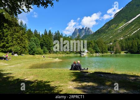 Lago del Predil, Italia - 10 agosto 2023: Gente sulle rive del Lago del Predil in Italia Foto Stock