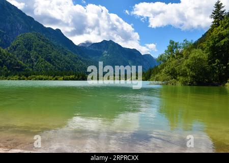 Vista della montagna sopra il Lago del Predil vicino Tarvisio, Italia Foto Stock