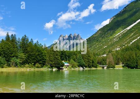 Vette delle cinque punte e Lago del Predil vicino Tarvisio, Italia Foto Stock