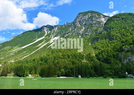 Pendii montuosi sopra il Lago del Predil vicino Tarvisio, Italia Foto Stock