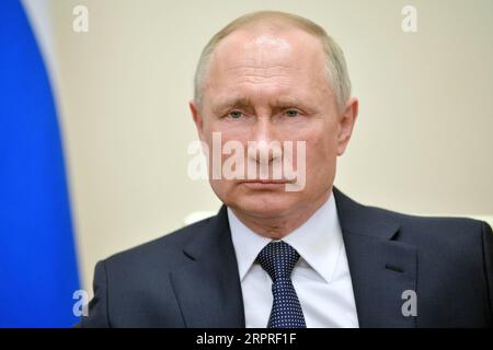 200402 -- MOSCA, 2 aprile 2020 Xinhua -- il presidente russo Vladimir Putin si rivolge alla nazione nella residenza di stato Novo-Ogaryovo fuori Mosca, in Russia, il 2 aprile 2020. Il presidente russo Vladimir Putin ha dichiarato giovedì una proroga del congedo retribuito per tutti i russi fino ad aprile 30 per contenere la diffusione della COVID-19. Sputnik/Handout via Xinhua RUSSIA-MOSCA-PUTIN-COVID-19 PUBLICATIONxNOTxINxCHN Foto Stock