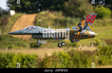 Ruote abbassate. Un modellino di jet radiocomandato arriva a terra a Popham Airfield, esposizione di modellini, Popham, Hampshire, Regno Unito Foto Stock