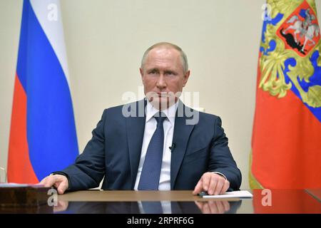 200402 -- MOSCA, 2 aprile 2020 Xinhua -- il presidente russo Vladimir Putin si rivolge alla nazione nella residenza di stato Novo-Ogaryovo fuori Mosca, in Russia, il 2 aprile 2020. Il presidente russo Vladimir Putin ha dichiarato giovedì una proroga del congedo retribuito per tutti i russi fino ad aprile 30 per contenere la diffusione della COVID-19. Sputnik/Handout via Xinhua RUSSIA-MOSCA-PUTIN-COVID-19 PUBLICATIONxNOTxINxCHN Foto Stock