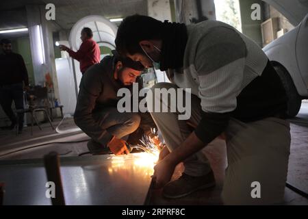 200402 -- HEBRON, 2 aprile 2020 Xinhua -- l'ingegnere palestinese Tariq al-Najjar R lavora alla realizzazione di una camera di sterilizzazione mobile che spruzza disinfettante, nel suo laboratorio nella città di Hebron, in Cisgiordania, il 2 aprile 2020. Giovedì la Palestina ha dichiarato cinque nuovi casi di COVID-19, portando il numero totale di casi confermati nei territori palestinesi a 160. Foto di Mamoun Wazwaz/Xinhua MIDEAST-HEBRON-COVID-19-MEASURES PUBLICATIONxNOTxINxCHN Foto Stock