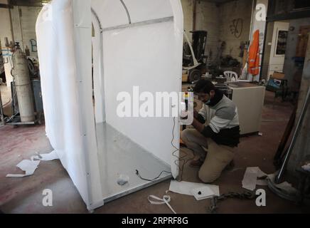 200402 -- HEBRON, 2 aprile 2020 Xinhua -- l'ingegnere palestinese Tariq al-Najjar lavora alla realizzazione di una camera di sterilizzazione mobile che spruzza disinfettante, nel suo laboratorio nella città di Hebron, in Cisgiordania, il 2 aprile 2020. Giovedì la Palestina ha dichiarato cinque nuovi casi di COVID-19, portando il numero totale di casi confermati nei territori palestinesi a 160. Foto di Mamoun Wazwaz/Xinhua MIDEAST-HEBRON-COVID-19-MEASURES PUBLICATIONxNOTxINxCHN Foto Stock