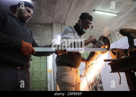 200402 -- HEBRON, 2 aprile 2020 Xinhua -- l'ingegnere palestinese Tariq al-Najjar R lavora alla realizzazione di una camera di sterilizzazione mobile che spruzza disinfettante, nel suo laboratorio nella città di Hebron, in Cisgiordania, il 2 aprile 2020. Giovedì la Palestina ha dichiarato cinque nuovi casi di COVID-19, portando il numero totale di casi confermati nei territori palestinesi a 160. Foto di Mamoun Wazwaz/Xinhua MIDEAST-HEBRON-COVID-19-MEASURES PUBLICATIONxNOTxINxCHN Foto Stock