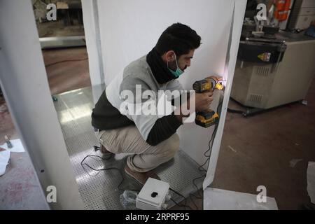 200402 -- HEBRON, 2 aprile 2020 Xinhua -- l'ingegnere palestinese Tariq al-Najjar lavora alla realizzazione di una camera di sterilizzazione mobile che spruzza disinfettante, nel suo laboratorio nella città di Hebron, in Cisgiordania, il 2 aprile 2020. Giovedì la Palestina ha dichiarato cinque nuovi casi di COVID-19, portando il numero totale di casi confermati nei territori palestinesi a 160. Foto di Mamoun Wazwaz/Xinhua MIDEAST-HEBRON-COVID-19-MEASURES PUBLICATIONxNOTxINxCHN Foto Stock