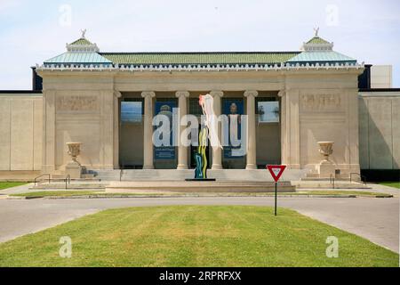 200403 -- NEW ORLEANS, 3 aprile 2020 Xinhua -- il New Orleans Museum of Art è visto chiuso durante la pandemia di COVID-19 a New Orleans, Louisiana, Stati Uniti il 2 aprile 2020. Giovedì, il governatore dello stato della Louisiana, John bel Edwards, ha annunciato in una conferenza stampa la proroga dell'ordine Stay-at-home fino alla fine di aprile a causa delle preoccupazioni legate alla COVID-19. Secondo il dipartimento di salute dello stato, 9.150 casi e 310 morti sono stati segnalati in Louisiana a partire dal 2 aprile. Foto di Wei LAN/Xinhua U.S.-LOUISIANA-NEW ORLEANS-STAY-AT-HOME ORDER-EXTENSION PUBLICATIONxNOTxINxCHN Foto Stock