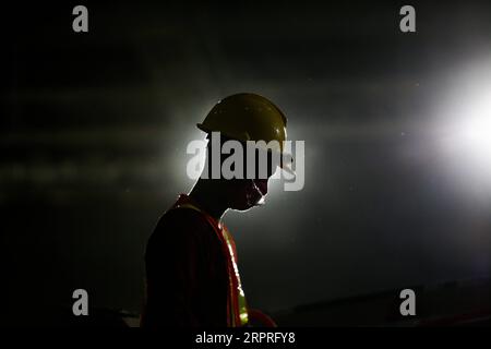 200403 -- MANILA, 3 aprile 2020 -- Un operaio edile che indossa una maschera per il viso lavora al Rizal Memorial Coliseum, che viene convertito in un punto di quarantena per contenere la diffusione del nuovo coronavirus a Manila, nelle Filippine, il 3 aprile 2020. FILIPPINE-MANILA-COVID-19-QUARANTINE CENTER-CONVERSION ROUELLEXUMALI PUBLICATIONXNOTXINXCHN Foto Stock