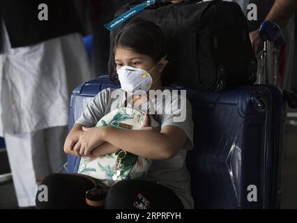 200403 -- PECHINO, 3 aprile 2020 -- Una ragazza che indossa una maschera è vista all'aeroporto internazionale Indra Gandhi di nuova Delhi, India, 12 marzo 2020. Ritratti di marzo 2020 JavedxDar PUBLICATIONxNOTxINxCHN Foto Stock