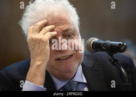 200403 -- PECHINO, 3 aprile 2020 -- il ministro argentino della salute Gines Gonzalez Garcia parla durante una conferenza stampa confermando il primo caso del paese di COVID-19 a Buenos Aires, Argentina, il 3 marzo 2020. Foto di /Xinhua Portraits of March 2020 MartinxZabala PUBLICATIONxNOTxINxCHN Foto Stock