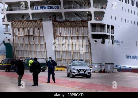 200403 -- PIREO, 3 aprile 2020 -- i membri della protezione civile greca e della Guardia Costiera sono visti dal traghetto Eleftherios Venizelos , in Pireo, Grecia, 3 aprile 2020. La Grecia ha riferito giovedì altri tre morti legati al nuovo coronavirus nelle ultime 24 ore, portando il bilancio totale delle vittime a 53 da quando il primo caso confermato nel paese è stato annunciato il 26 febbraio. GRECIA-PIREO-TRAGHETTO-INFEZIONE-COVID-19 MariosxLolos PUBLICATIONxNOTxINxCHN Foto Stock