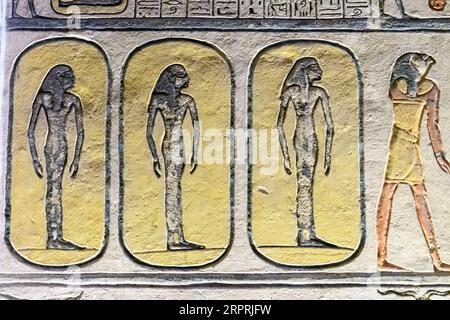Antico Egitto. Frammenti di disegni e geroglifici sulle pareti. Primo piano. Foto Stock