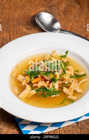 zuppa austriaca di pancake su legno Foto Stock