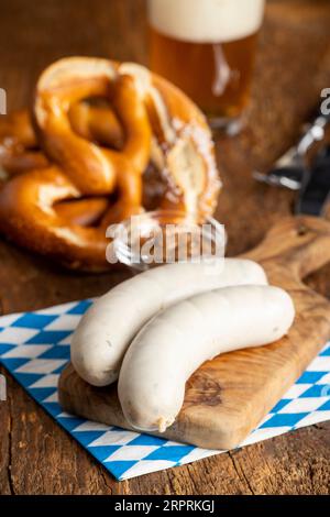 due salsicce bianche bavaresi su legno Foto Stock