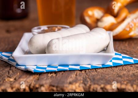 due salsicce bianche bavaresi su legno Foto Stock