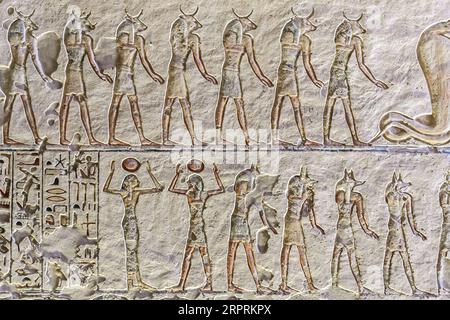 Antico Egitto. Frammenti di disegni e geroglifici sulle pareti. Primo piano. Foto Stock