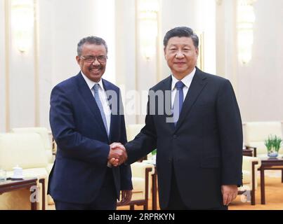 200406 -- PECHINO, 6 aprile 2020 -- il presidente cinese Xi Jinping incontra il direttore generale DELL'Organizzazione Mondiale della Sanità Tedros Adhanom Ghebreyesus alla grande sala del popolo a Pechino, capitale della Cina, 28 gennaio 2020. Lunedì la Cina ha pubblicato una tempistica su come ha condiviso le informazioni e sviluppato la cooperazione internazionale nella lotta contro la nuova epidemia di COVID-19 da coronavirus. Sulla base di rapporti mediatici e informazioni della Commissione Nazionale della Sanità, istituti di ricerca scientifica e altri dipartimenti, Xinhua News Agency ha risolto i principali fatti Cina ha Foto Stock