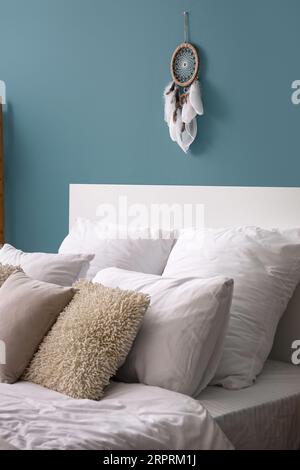 Ricevitore dei sogni appeso alla parete blu della camera da letto Foto Stock