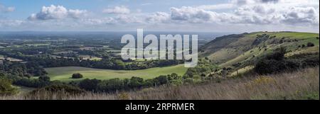 Vista panoramica a est dal Ditchling Beacon del South Downs National Park vicino a Brighton East Sussex, Regno Unito. Foto Stock