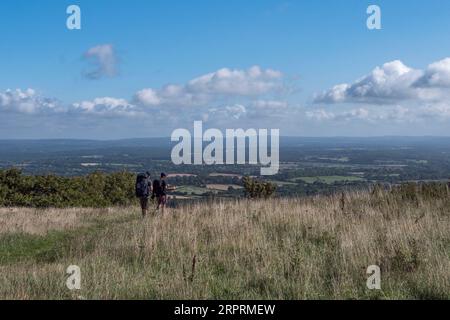 Escursionisti sulla South Downs Way, South Downs National Park a Ditchling Beacon, East Sussex, Regno Unito. Foto Stock