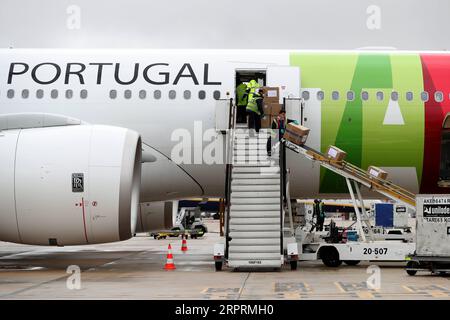 200406 -- LISBONA, 6 aprile 2020 -- le forniture mediche dalla Cina vengono scaricate da un aereo all'aeroporto Humberto Delgado per aiutare la lotta contro l'epidemia di COVID-19 a Lisbona, Portogallo, 5 aprile 2020. Foto di /Xinhua PORTUGAL-LISBON-COVID-19-CHINA-SUPPLIES PedroxFiuza PUBLICATIONxNOTxINxCHN Foto Stock