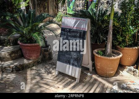 200407 -- DAKAR, 7 aprile 2020 Xinhua -- la foto scattata il 6 aprile 2020 mostra una lavagna con segno di chiusura fino a nuovo avviso sull'isola Ngor a Dakar, Senegal. Sabato sera, il presidente senegalese Macky Sall ha esteso in un decreto presidenziale lo stato di emergenza attuale, insieme al coprifuoco crepuscolo all'alba per 30 giorni, fino al 4 maggio. Il numero totale di casi confermati nel paese ha raggiunto i 226, di cui 92 pazienti sono stati curati. Foto di Eddy Peters/Xinhua SENEGAL-COVID-19-STATO DEI CASI DI EMERGENZA PUBLICATIONxNOTxINxCHN Foto Stock