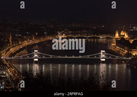 200407 -- BUDAPEST, 7 aprile 2020 -- il Ponte delle catene è illuminato di luce bianca come segno di apprezzamento per gli sforzi degli operatori sanitari per combattere la pandemia di COVID-19 a Budapest, in Ungheria, 6 aprile 2020. Foto di /Xinhua HUNGARY-BUDAPEST-COVID-19-ILLUMINAZIONE A LUCE BIANCA AttilaxVolgyi PUBLICATIONxNOTxINxCHN Foto Stock