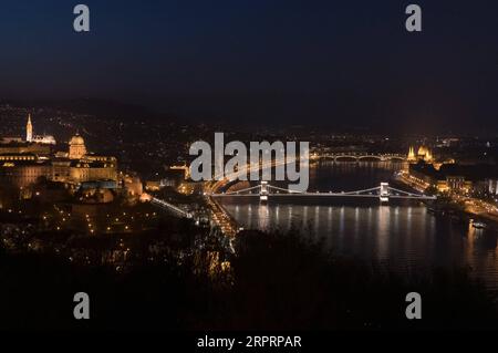200407 -- BUDAPEST, 7 aprile 2020 -- il Ponte delle catene è illuminato di luce bianca come segno di apprezzamento per gli sforzi degli operatori sanitari per combattere la pandemia di COVID-19 a Budapest, in Ungheria, 6 aprile 2020. Foto di /Xinhua HUNGARY-BUDAPEST-COVID-19-ILLUMINAZIONE A LUCE BIANCA AttilaxVolgyi PUBLICATIONxNOTxINxCHN Foto Stock