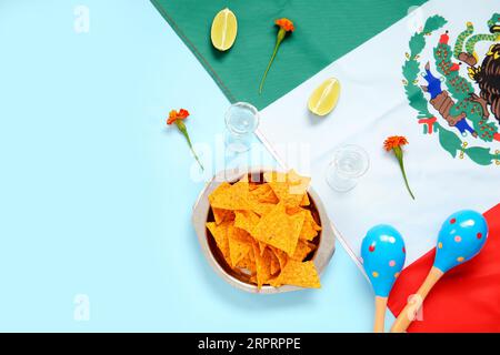 Composizione con simboli messicani con nachos per il giorno dell'indipendenza su sfondo blu Foto Stock