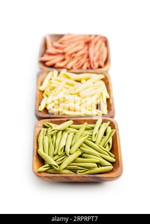 Fusilli pugliesi. Pasta ritorta tricolore italiana isolata su fondo bianco. Foto Stock