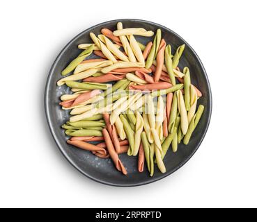 Fusilli pugliesi. Pasta ritorta tricolore italiana isolata su fondo bianco. Foto Stock