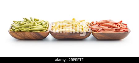 Fusilli pugliesi. Pasta ritorta tricolore italiana isolata su fondo bianco. Foto Stock
