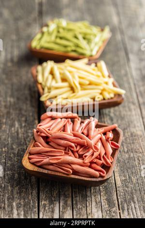 Fusilli pugliesi. Pasta tricolore italiana contorta nel recipiente. Foto Stock
