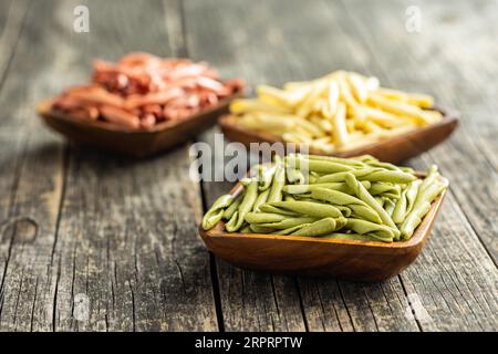 Fusilli pugliesi. Pasta tricolore italiana contorta nel recipiente. Foto Stock