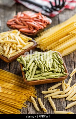Fusilli pugliesi. Pasta tricolore italiana contorta nel recipiente. Foto Stock