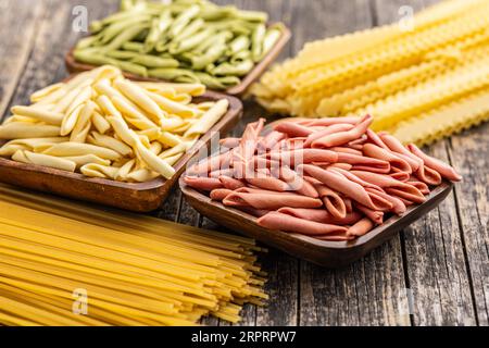 Fusilli pugliesi. Pasta tricolore italiana contorta nel recipiente. Foto Stock