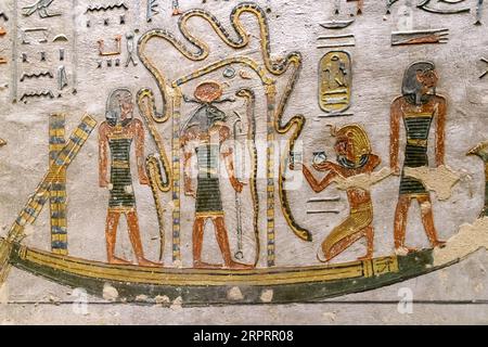 Antico Egitto. Frammenti di disegni e geroglifici sulle pareti. Primo piano. Foto Stock