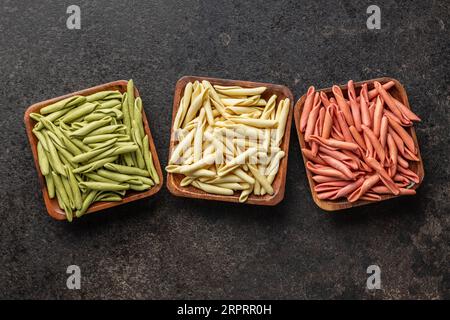 Fusilli pugliesi. Pasta tricolore italiana contorta nel recipiente. Vista dall'alto. Foto Stock