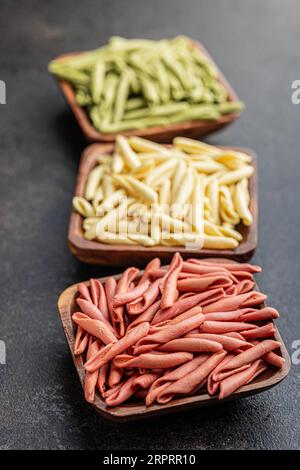 Fusilli pugliesi. Pasta tricolore italiana contorta nel recipiente. Foto Stock