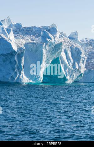 Imponenti iceberg galleggianti sotto il sole artico nel fiordo ghiacciato Ilulissat, patrimonio dell'umanità dell'UNESCO. Ilulissat, Avanaata, Groenlandia, Danimarca Foto Stock