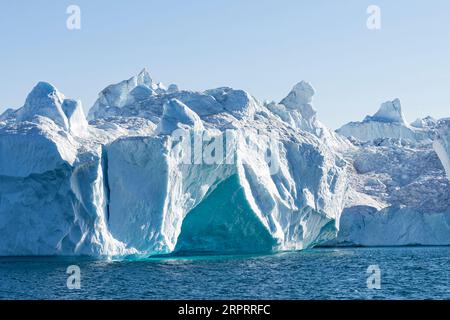 Imponenti iceberg galleggianti sotto il sole artico nel fiordo ghiacciato Ilulissat, patrimonio dell'umanità dell'UNESCO. Ilulissat, Avanaata, Groenlandia, Danimarca Foto Stock