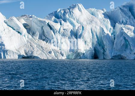 Imponenti iceberg galleggianti sotto il sole artico nel fiordo ghiacciato Ilulissat, patrimonio dell'umanità dell'UNESCO. Ilulissat, Avanaata, Groenlandia, Danimarca Foto Stock